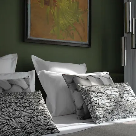 The Sleeping Lion * パリ