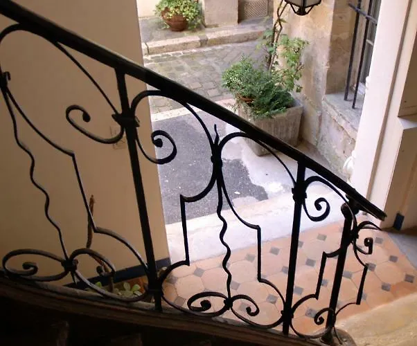 The Sleeping Lion Apartment Paris