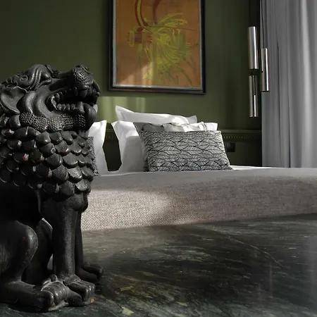 The Sleeping Lion 파리